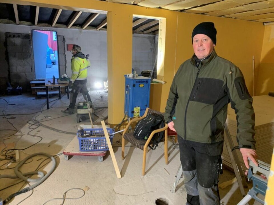 JOBBER PÅ SPRENG. Bård Larsen er godt i rute med å starte opp fiskemottak og utsalg i Sjøgata.- Vi gjør så mye vi kan på egen hånd, før håndverkerne tar helt over, sier han. JOBBER PÅ SPRENG. Bård Larsen er godt i rute med å starte opp fiskemottak og utsalg i Sjøgata.- Vi gjør så mye vi kan på egen hånd, før håndverkerne tar helt over, sier han. Foto: Frank Øvrewall