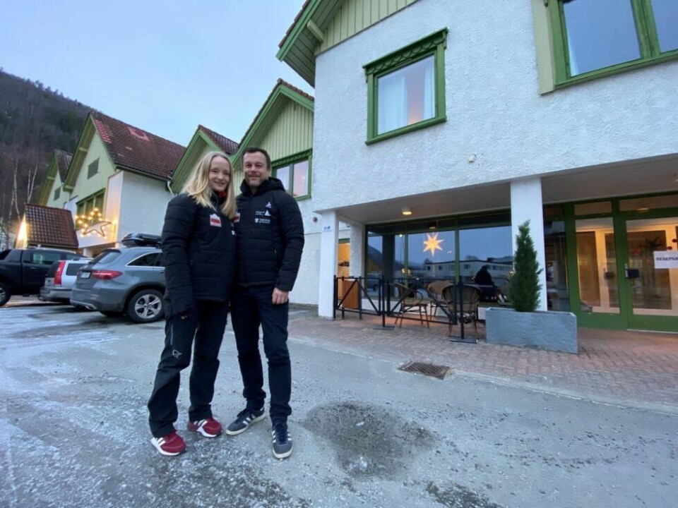OPTIMISTER. Selv om de nå stenger Rognan hotell for resten av året, er Christine Løksti og Henry Hansen klare for å satse knallhardt i 2021. - Vi skal love både tilreisende og lokale et helt nyrenovert hotell i toppklasse! OPTIMISTER. Selv om de nå stenger Rognan hotell for resten av året, er Christine Løksti og Henry Hansen klare for å satse knallhardt i 2021. - Vi skal love både tilreisende og lokale et helt nyrenovert hotell i toppklasse! Foto: Helge Simonsen