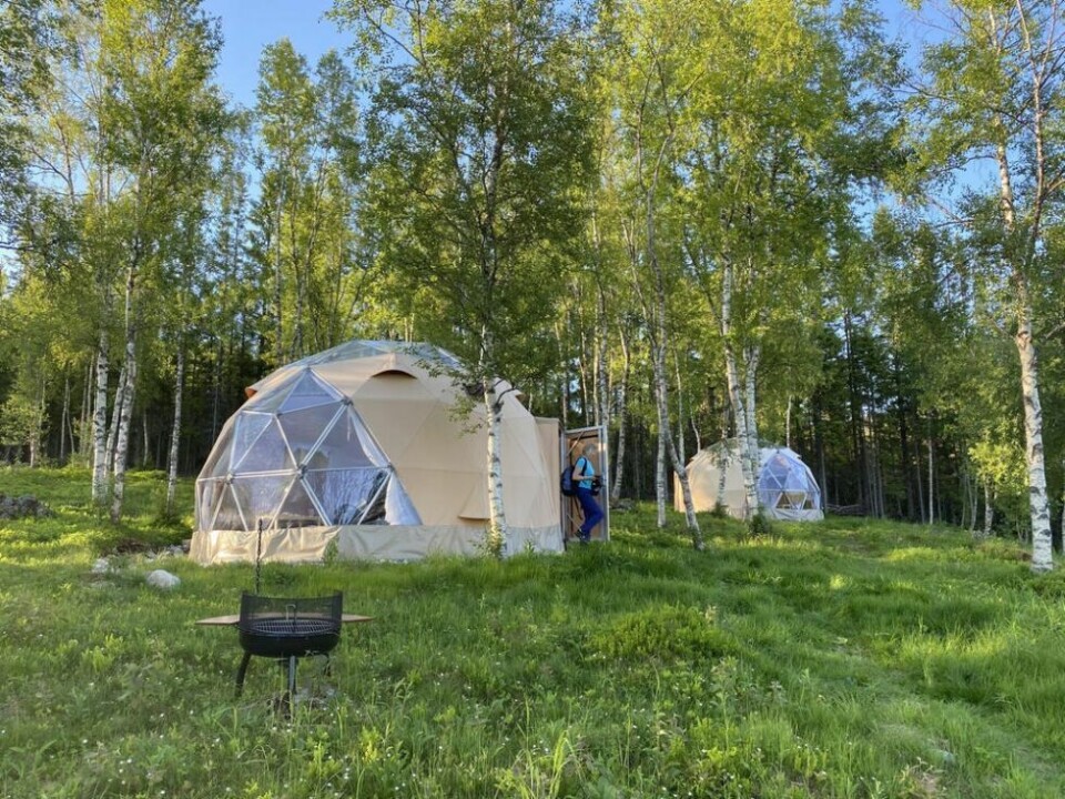 I SKOGKANTEN. I domene på Bjørklund gård har man nærkontakt med naturen samtidig som man kan sove komfortabelt i le for vær og vind. Her kan man sovne til fuglesang og fossedur. Alle foto: Eva S. Winther I SKOGKANTEN. I domene på Bjørklund gård har man nærkontakt med naturen samtidig som man kan sove komfortabelt i le for vær og vind. Her kan man sovne til fuglesang og fossedur. Alle foto: Eva S. Winther Foto: Eva S. Winther