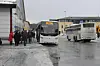 KAOTISK. For tre år siden ble bussholdeplassen i Fauske sentrum flyttet til Sjøgata. Det ble en kaospreget affære med liten oversikt for de reisende. Nå anbefales dette på nytt, etter at Nordland Fylkeskommune ikke lenger betaler for plasseringen ved Shell. Foto: Maria Trondsen