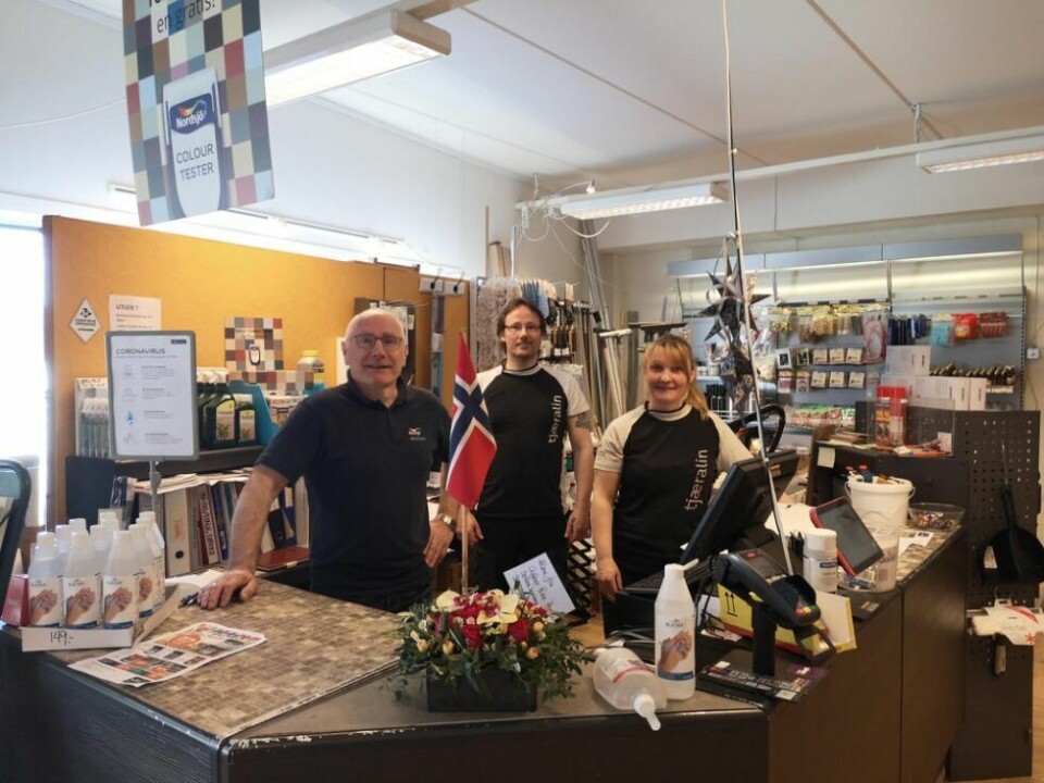 JUBILEUM. Jan Didrik Johansen, Kurt Ove Bjørnli og Veronika Lyngedal smilende bak disken på Rognan Fargehandel på dagen 40 år etter at bedriften startet. JUBILEUM. Jan Didrik Johansen, Kurt Ove Bjørnli og Veronika Lyngedal smilende bak disken på Rognan Fargehandel på dagen 40 år etter at bedriften startet. Foto: Robert Jentoft