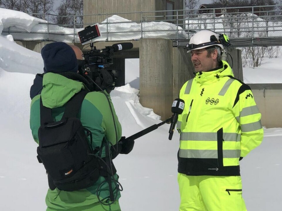 KONTROLL. Det er mye snø, og dermed en stor kommende snøsmelting. - Vi har god kontroll slik det er nå og tar gre etterhvert som det trengs, sier Remi Pedersen i SKS Produksjon, her i samtale med TV2 i forrige uke. KONTROLL. Det er mye snø, og dermed en stor kommende snøsmelting. - Vi har god kontroll slik det er nå og tar gre etterhvert som det trengs, sier Remi Pedersen i SKS Produksjon, her i samtale med TV2 i forrige uke. Foto: SKS