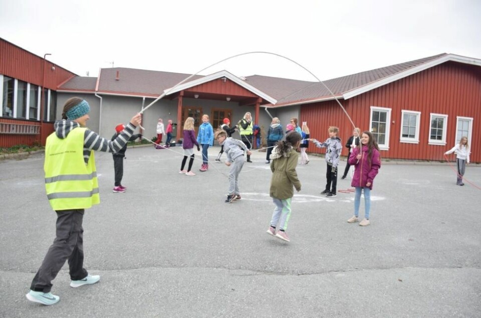 HOPPER OGSÅ I ÅR. Årets Hopp for hjertet- konkurranse er i gang. Men år blir det ikke felleshopping på sko og alle skolene i Fauske deltar. Her er 4. klassinger ved Hauan skole i gang med å hoppe tau. HOPPER OGSÅ I ÅR. Årets Hopp for hjertet- konkurranse er i gang. Men år blir det ikke felleshopping på sko og alle skolene i Fauske deltar. Her er 4. klassinger ved Hauan skole i gang med å hoppe tau. Foto: Eva S. Winther