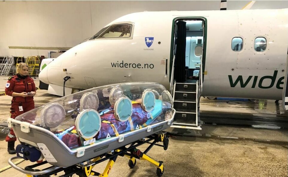 PLASS TIL TO. Widerøes Dash 8 - 100 og smittevernkuvøsen som kan brukes til å franke korona-pasienter i nord. Flyet har plass til to slike. PLASS TIL TO. Widerøes Dash 8 - 100 og smittevernkuvøsen som kan brukes til å franke korona-pasienter i nord. Flyet har plass til to slike. Foto: Luftambulanseavdelingen, Universitetssykehuset Nord-Norge HF.