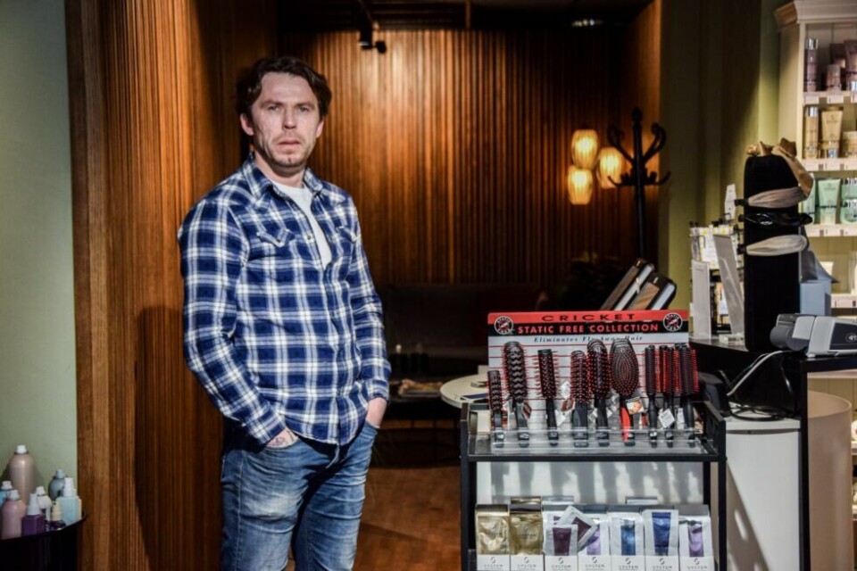 LETTET. Hans Marius Steinbakk har permittert de 12 ansatte på Krølle, men ser lyst på utviklingen etter at regjeringen kom med nye økonomiske tiltak. Han gleder seg til å vise fram sin nye salong. LETTET. Hans Marius Steinbakk har permittert de 12 ansatte på Krølle, men ser lyst på utviklingen etter at regjeringen kom med nye økonomiske tiltak. Han gleder seg til å vise fram sin nye salong. Foto: Tarjei Abelsen