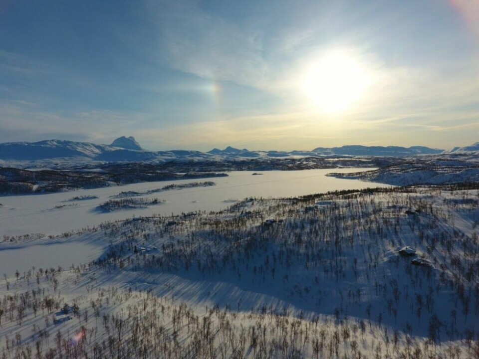MANGE HYTTER. Sulitjelma har rundt 700 hytter. Aril Tollånes i hytteforeningen ber folk respektere rådene fra myndighetene. - Det er nok mange som forbereder seg på en veldig annerledes påske, sier han. MANGE HYTTER. Sulitjelma har rundt 700 hytter. Aril Tollånes i hytteforeningen ber folk respektere rådene fra myndighetene. - Det er nok mange som forbereder seg på en veldig annerledes påske, sier han. Foto: Espen Johansen