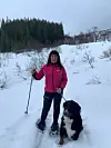 FAST RUTE. Wanja Erica Jensen og hunden Clara Caspara på tur opp til Storlivarden. - Jeg bruker skistaver sammen med trugene når jeg går tur for en litt bedre flyt, forteller Jensen.