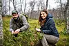 HØSTING. Jason Almo og Airida Bekeryte på innhøstingstur i Evenesdalen. Einebær plukker de helst på høsten og vinteren, fordi bærene da er på sitt mest næringsrike. Foto: Tarjei Abelsen