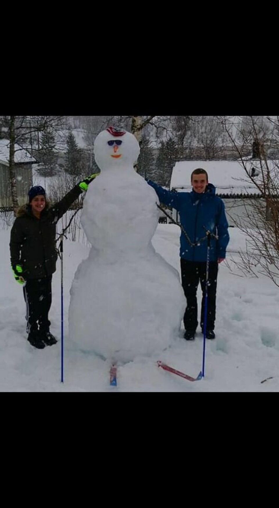 William og Magnus i Valnesfjord laget denne digre snømannen ute i går, tirsdag. William og Magnus i Valnesfjord laget denne digre snømannen ute i går, tirsdag. Foto: Kristin Kvamme Pettersen