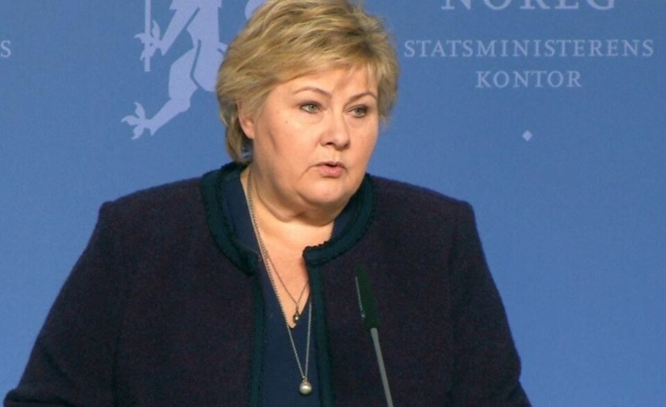 Erna Solberg opplyste på en pressekonferanse lørdag at fra mandag morgen stenges flyplasser og havner og streng grensekontroll blir innført. Erna Solberg opplyste på en pressekonferanse lørdag at fra mandag morgen stenges flyplasser og havner og streng grensekontroll blir innført. Foto: Skjermdump nrk.no