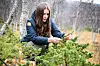 ERFAREN. Airida Bekeryte har vokst opp med å høste fra naturen med sine besteforeldre, og er stadig på kikk i bøker etter informasjon om hvordan plantene har blitt brukt. Foto: Tarjei Abelsen