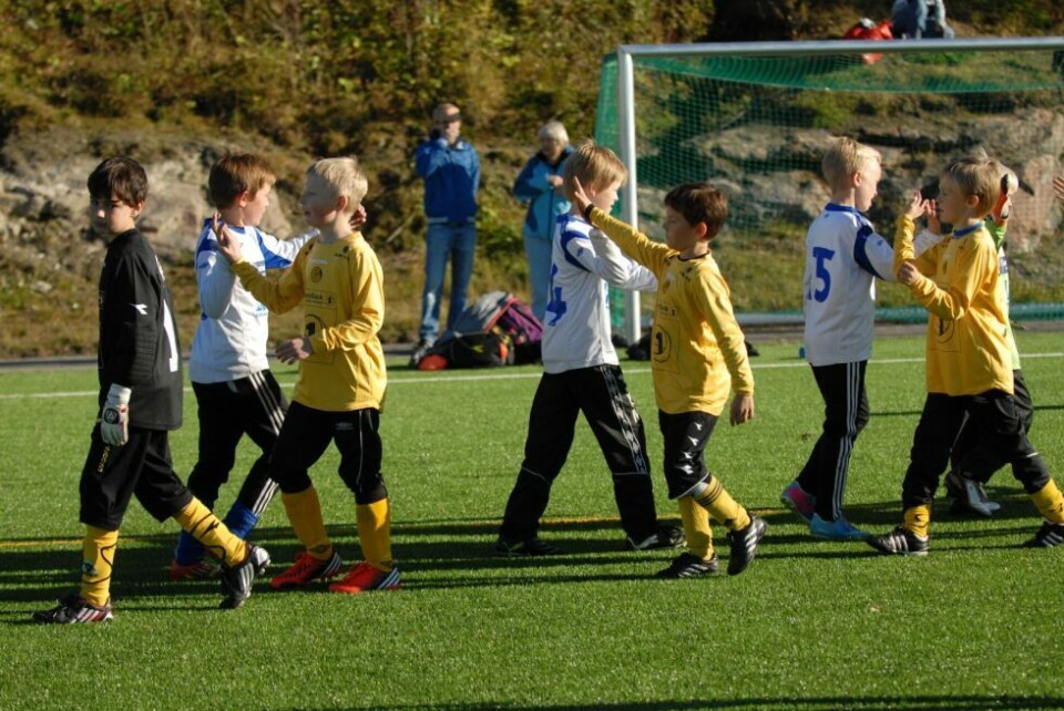 Det skal fortsatt være Fair Play i fotballen, men NFKK ber om at håndhilsingen droppes. Klubben oppfordres til å finne andre måter å hilse og takke for kampen på. Det skal fortsatt være Fair Play i fotballen, men NFKK ber om at håndhilsingen droppes. Klubben oppfordres til å finne andre måter å hilse og takke for kampen på. Foto: Maria Edvardsen