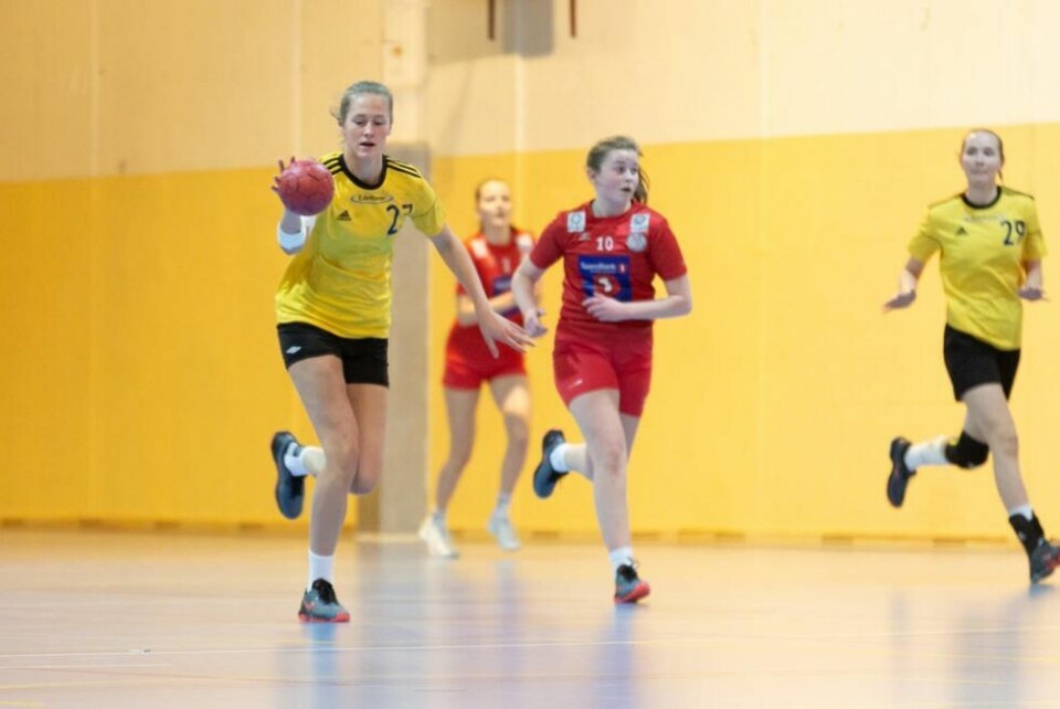 KJEDELIG. Stine Midtgård synes det er synd at håndballen stoppet opp, men har stor forståelse for situasjonen. KJEDELIG. Stine Midtgård synes det er synd at håndballen stoppet opp, men har stor forståelse for situasjonen. Foto: Tommy Pettersen