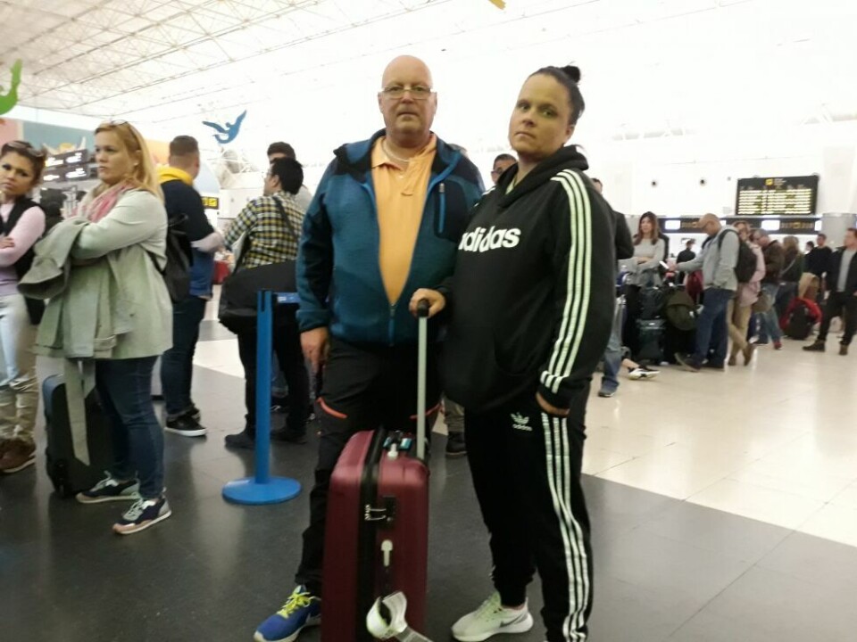 MISFORNØYD: Ronny Jensen og Veronica Eian fra Sulitjelma er svært misfornøyd med hvordan TUI og Norwegian har håndtert situasjonen. Natt til søndag måtte de sove på gulvet med håndklær til hodeputer. MISFORNØYD: Ronny Jensen og Veronica Eian fra Sulitjelma er svært misfornøyd med hvordan TUI og Norwegian har håndtert situasjonen. Natt til søndag måtte de sove på gulvet med håndklær til hodeputer.