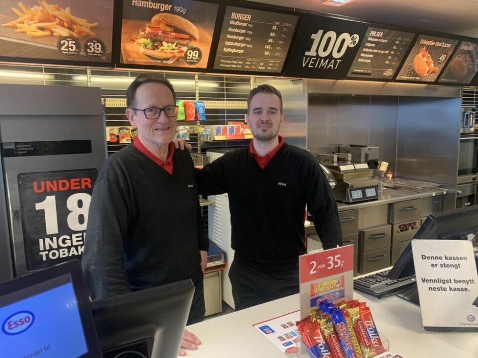 TRIVES. Stein Halvorsen har 44 år bak seg på Esso og Anders Leier som snart overtar stasjonen har 17 år bak seg. Begge stortrives i serviceyrket og med en variert hverdag. TRIVES. Stein Halvorsen har 44 år bak seg på Esso og Anders Leier som snart overtar stasjonen har 17 år bak seg. Begge stortrives i serviceyrket og med en variert hverdag. Foto: Espen Johansen