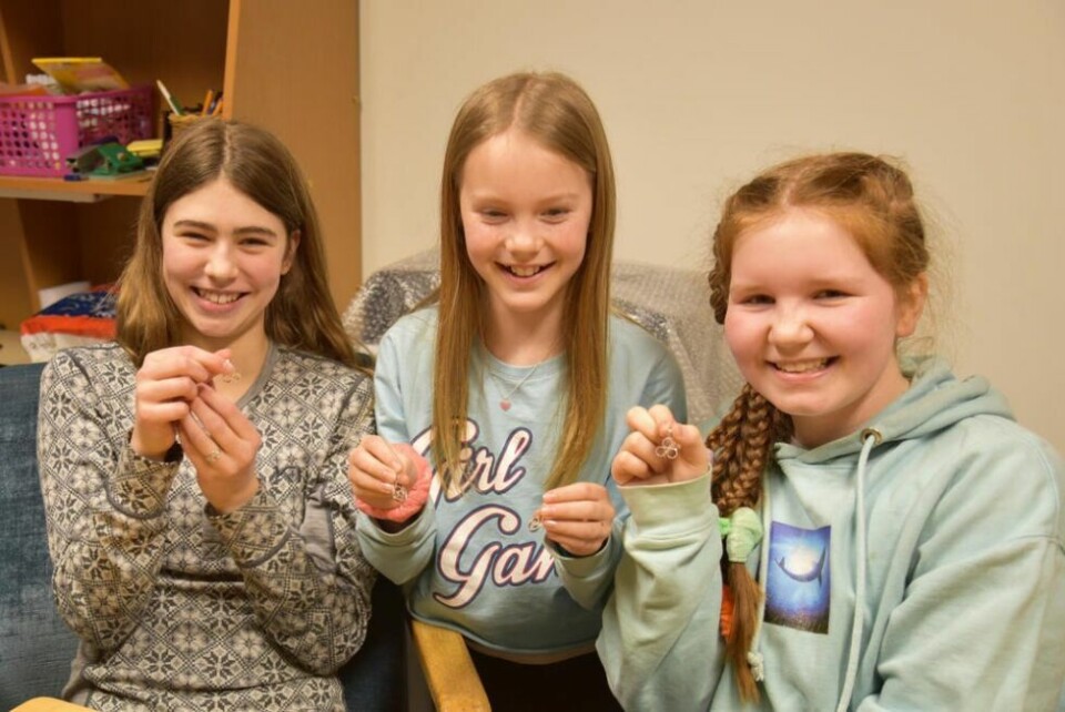 RINGER OG SMYKKER. Jentene på kurset, India Sandåker Lindahl (13), Katharina Klette (12), og Inga Bergquist (11) viser fram noe av det de har laget, ringer og smykker. RINGER OG SMYKKER. Jentene på kurset, India Sandåker Lindahl (13), Katharina Klette (12), og Inga Bergquist (11) viser fram noe av det de har laget, ringer og smykker. Foto: Lars Olav Handeland