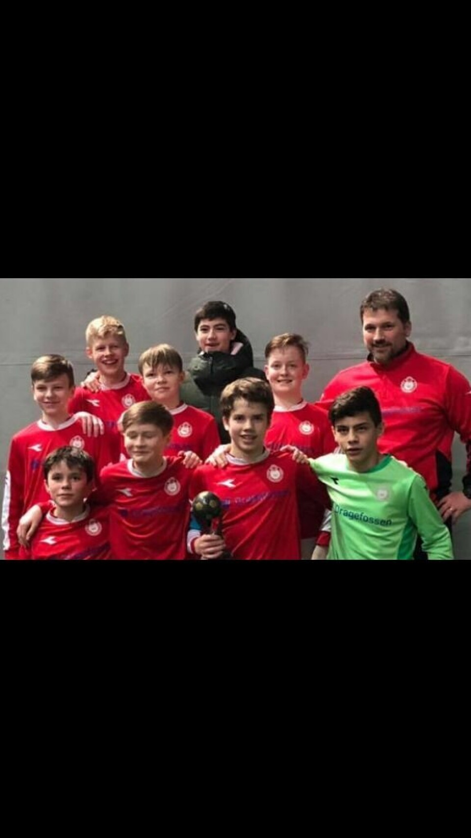 VANT. Foran fra venstre Mathias Olsen, Noah Bjørnli, Joakim Bjørnstrøm, keeper Samir Najem. Bak fra venstre Sondre Skaland, Theodor Håvardsønn, Emil Pedersen, Mattis Kristensen, Elias Hansen og den stolte trener Jim Bjørnstrøm. VANT. Foran fra venstre Mathias Olsen, Noah Bjørnli, Joakim Bjørnstrøm, keeper Samir Najem. Bak fra venstre Sondre Skaland, Theodor Håvardsønn, Emil Pedersen, Mattis Kristensen, Elias Hansen og den stolte trener Jim Bjørnstrøm. Foto: FKSK