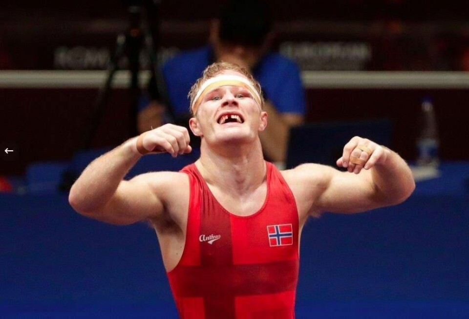 TANNLØS. Etter å ha vunnet finalen i Europamesterskapet i bryting, uttalte Morten Thoresen at han kanskje skulle fått en gulltann på plass der hans egen ramlet ut. Nå sørger samarbeidsparterne fra Indre Salten at det blir en realitet. TANNLØS. Etter å ha vunnet finalen i Europamesterskapet i bryting, uttalte Morten Thoresen at han kanskje skulle fått en gulltann på plass der hans egen ramlet ut. Nå sørger samarbeidsparterne fra Indre Salten at det blir en realitet. Foto: Alessandra Tarantino / AP / NTB scanpix