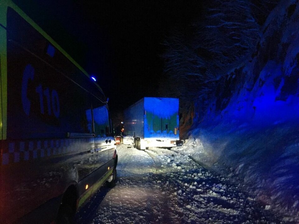 KOLLISJON. Det er store krefter som har vært i sving ved skadestedet på E6. KOLLISJON. Det er store krefter som har vært i sving ved skadestedet på E6. Foto: Eva S. Winther