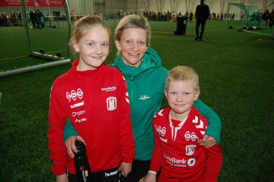 VIKTIG. Frisklivskoordinator Carine Romness Sollund mener slike turneringer legger godt grunnlag for god folkehelse. Her som fotballmamma for Mari (9) og Sondre (7). VIKTIG. Frisklivskoordinator Carine Romness Sollund mener slike turneringer legger godt grunnlag for god folkehelse. Her som fotballmamma for Mari (9) og Sondre (7). Foto: Stig Bjørnar Karlsen