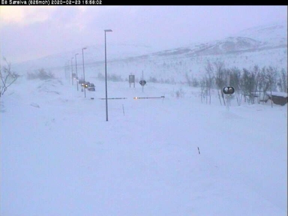 STENGT. Slik så det ut på E6 ved Sørelva ved 16-tiden søndag. STENGT. Slik så det ut på E6 ved Sørelva ved 16-tiden søndag. Foto: Webkamera Statens vegvesen