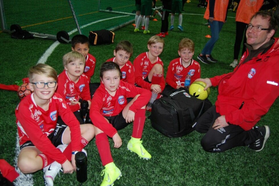 UNGE VIL-SPILLERE. Fra venstre: Øyvind Hjemås, David Karlsen Nansmork, Markus Bendiksen, Sigurd Borch, Fredrik Leite Karlsen, Amund Hagen, Øyvind Sjøgren og trener Anders Karlsen UNGE VIL-SPILLERE. Fra venstre: Øyvind Hjemås, David Karlsen Nansmork, Markus Bendiksen, Sigurd Borch, Fredrik Leite Karlsen, Amund Hagen, Øyvind Sjøgren og trener Anders Karlsen Foto: Stig Bjørnar Karlsen