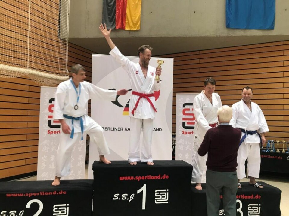HUSKER INGENTING. - Jeg husker ingenting fra selve utdelingen. Men pokalen jeg fikk var veldig flott da, sier en glad Ketil Sørbotten etter å ha tatt førsteplass i Berlin open i karate nå sist lørdag. HUSKER INGENTING. - Jeg husker ingenting fra selve utdelingen. Men pokalen jeg fikk var veldig flott da, sier en glad Ketil Sørbotten etter å ha tatt førsteplass i Berlin open i karate nå sist lørdag. Foto: privat