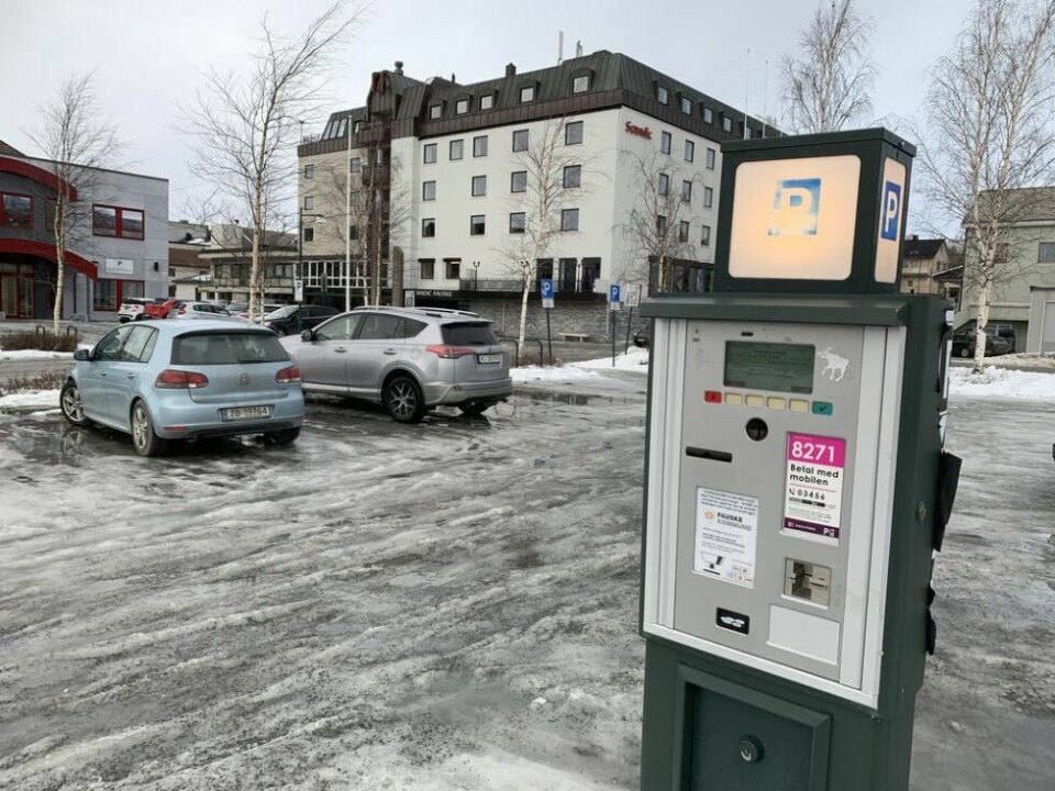 GEBYR. Camilla Brunstad betalte parkering ved Fauske Hotell i god tro på at alt var i orden. Bilen hun betalte for befant seg i Bodø. GEBYR. Camilla Brunstad betalte parkering ved Fauske Hotell i god tro på at alt var i orden. Bilen hun betalte for befant seg i Bodø. Foto: Frank Øvrewall