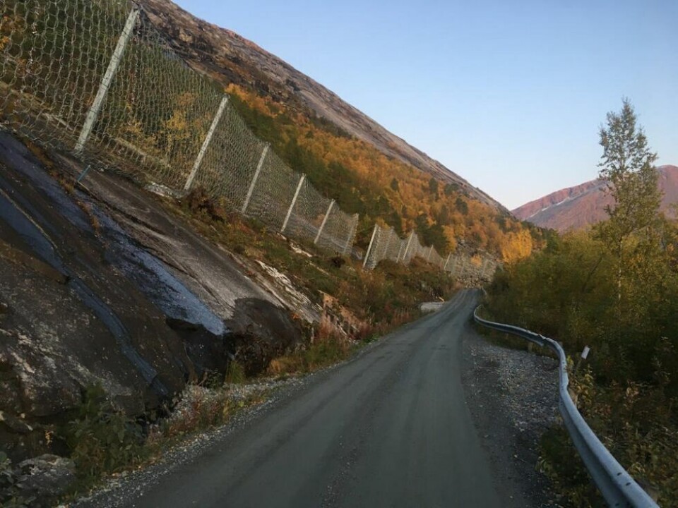 OPPGRADERES. Anleggsveien langs Straumvatnet innover mot Straumvassbotn skal oppgraderes i forbindelse med at Statnett skal bygge ny transformator. OPPGRADERES. Anleggsveien langs Straumvatnet innover mot Straumvassbotn skal oppgraderes i forbindelse med at Statnett skal bygge ny transformator. Foto: Eva S. Winther