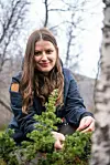 KVINNER. Airida Bekeryte syns det er spennende å lære om hvordan fortidens healere brukte planter, spesielt opp mot kvinners helse og velvære. Foto: Tarjei Abelsen