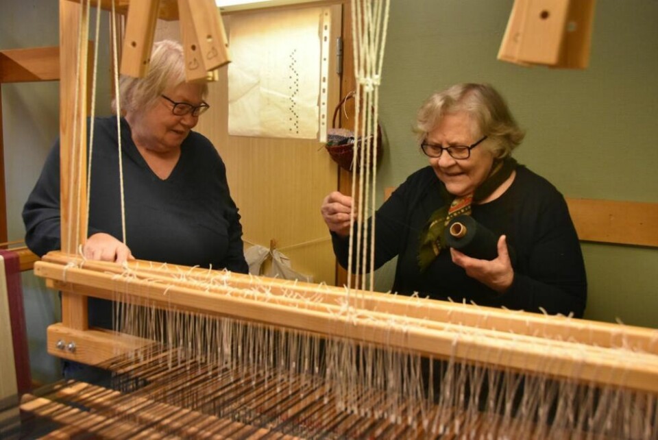 VEVE-GLEDE. Ragnhild Jaros (76) og Torbjørg Hamran (85) er ekspertene ifølge de andre i vev-gruppa. De kan spørres om alt. VEVE-GLEDE. Ragnhild Jaros (76) og Torbjørg Hamran (85) er ekspertene ifølge de andre i vev-gruppa. De kan spørres om alt. Foto: Sylvia Bredal