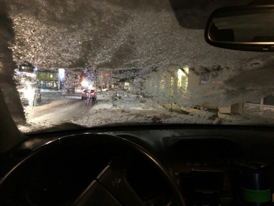 Politiet oppfordrer til å skrape vinduene langt bedre enn i dette tilfellet. Her ble førerkortet beslaglagt. Politiet oppfordrer til å skrape vinduene langt bedre enn i dette tilfellet. Her ble førerkortet beslaglagt. Foto: Politiet i Nordland/Up