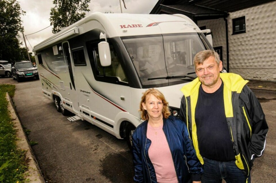 FORTVILT. Jorun Og Kjell-Sverre Jakobsen er fortvilt at de har brukt over to millioner kroner på en bobil som ikke svarer til forventningene. Nå har tingretten har dømt Namsen Auto til å ta tilbake bobilen fra Kjell Sverre Jakobsen, og refundere hele kjøpesummen på to millioner kroner til ham. FORTVILT. Jorun Og Kjell-Sverre Jakobsen er fortvilt at de har brukt over to millioner kroner på en bobil som ikke svarer til forventningene. Nå har tingretten har dømt Namsen Auto til å ta tilbake bobilen fra Kjell Sverre Jakobsen, og refundere hele kjøpesummen på to millioner kroner til ham. Foto: Arild Bjørnbakk