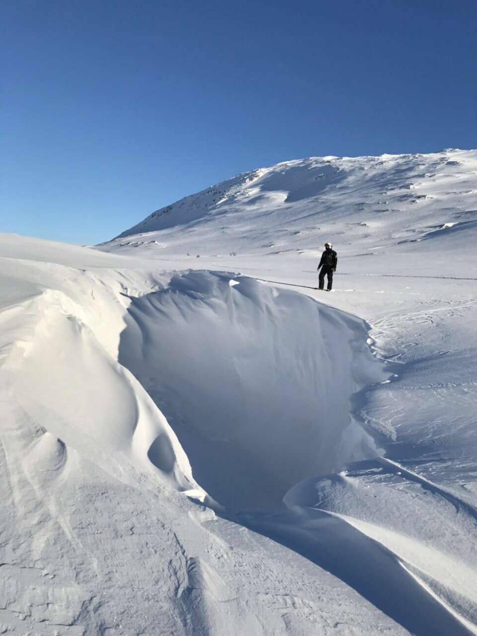 Uvanlig mye snø i fjellet i vinterferienVINDHULL. Store vindhull i fjellet. Her et i Skaitidalen som var seks meter dyp.