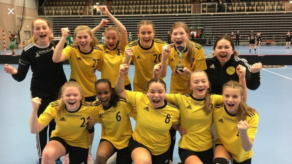 VANT. Denne blide gjengen fra Rognan IL er J14-laget som vant turneringen i Umeå. Bak fra venstre: Helene Diset, Ida Sletteng Jensen, Sandra Johansen, Lina Kristiansen, Synne Olsen, Maja Zlatanovic.Foran fra venstre: Nora Moby, Ayan Hussein, Laura Johansen, Mari Furumo, Ingrid Rønnebu. VANT. Denne blide gjengen fra Rognan IL er J14-laget som vant turneringen i Umeå. Bak fra venstre: Helene Diset, Ida Sletteng Jensen, Sandra Johansen, Lina Kristiansen, Synne Olsen, Maja Zlatanovic.Foran fra venstre: Nora Moby, Ayan Hussein, Laura Johansen, Mari Furumo, Ingrid Rønnebu. Foto: Rognan IL