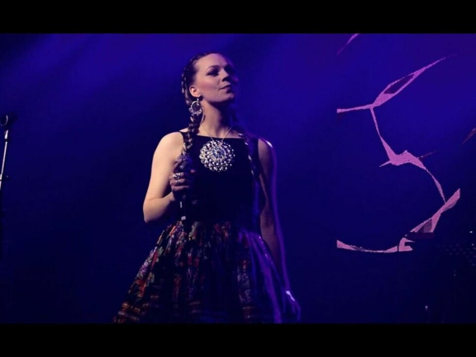 NOMINERT. Elin Oskal er nominert i to kategorier under årets Sami Music Awards, og hun er svært spent på hvordan det blir å stå på scenen i Alta helt alene, uten band. NOMINERT. Elin Oskal er nominert i to kategorier under årets Sami Music Awards, og hun er svært spent på hvordan det blir å stå på scenen i Alta helt alene, uten band. Foto: Elle Sara Oskal
