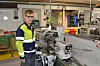 Førstevalg. En konsentrert Ola Danielsen Albertsen ved dreiebenken, der det står om millimeter. Han går VG2 Industriteknologi på Saltdal videregående skole, som var hans førstevalg. At han må pendle mellom MIsvær og Rognan hver dag gjør ham ingenting. Foto: OLe Kristian Andreassen