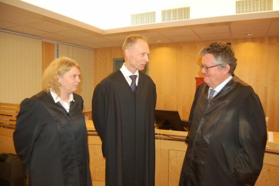 OVERGREPS-SAK. Bistandsadvokat Anne Cathrine Præsteng, aktor, statsadvokat Erik Thronæs og forsvarer, advokat Tor Haug i rettssaken der en mann var tiltalt for å ha begått overgrep mot sitt eget barn. OVERGREPS-SAK. Bistandsadvokat Anne Cathrine Præsteng, aktor, statsadvokat Erik Thronæs og forsvarer, advokat Tor Haug i rettssaken der en mann var tiltalt for å ha begått overgrep mot sitt eget barn. Foto: Foto: Stig Bjørnar Karlsen