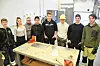 TRIVES GODT. VG1-elevene trives godt i verkstedet på bygg og anleggsteknikk. Fra venstre Lars-Jørgen Langaard Hopen (16), Linn Isaksen (16), Helena Jensen (16), Ronay Aykut (16), Runar Dragland (15), Olliver Danielsen Unosen (15), Eirik Kristiansen (16) og Christoffer Odin Andersen (16). Begge foto: Eva S. Winther