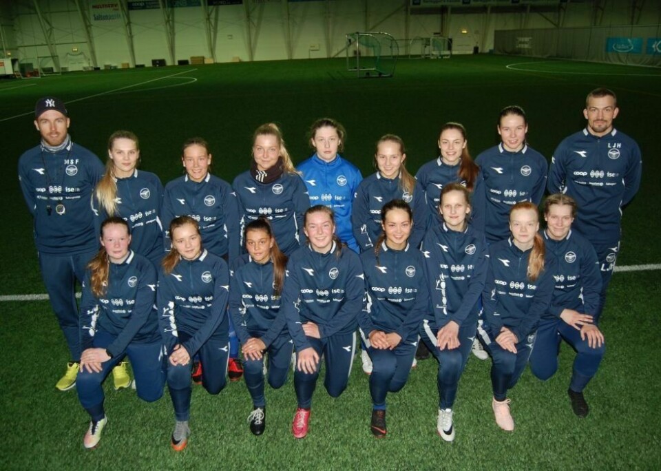 SPRINTS DAMELAG I FEBRUAR. Bak fra venstre Marius Fredriksen, Nina Riise, Maria Pedersen, Mathilde Guttormsen, Thea Normann, Jenny Wenberg, Ulrikke Wisth, Marion Mordal og Lars Jonas Hjemaas. Foran fra venstre Vilde Mari Bergli, Michelle Myhre, Janne Høgseth, Eva Madsen Aaøyen, Christina Blind, Tiril Ingvaldsen, Thea Testad og Martine Alise Wågan. Øvrige Spillere i stallen er Martine Pettersen, Kine Sofie Eliassen og Stine Wiik Frismo. SPRINTS DAMELAG I FEBRUAR. Bak fra venstre Marius Fredriksen, Nina Riise, Maria Pedersen, Mathilde Guttormsen, Thea Normann, Jenny Wenberg, Ulrikke Wisth, Marion Mordal og Lars Jonas Hjemaas. Foran fra venstre Vilde Mari Bergli, Michelle Myhre, Janne Høgseth, Eva Madsen Aaøyen, Christina Blind, Tiril Ingvaldsen, Thea Testad og Martine Alise Wågan. Øvrige Spillere i stallen er Martine Pettersen, Kine Sofie Eliassen og Stine Wiik Frismo. Foto: Stig Bjørnar Karlsen