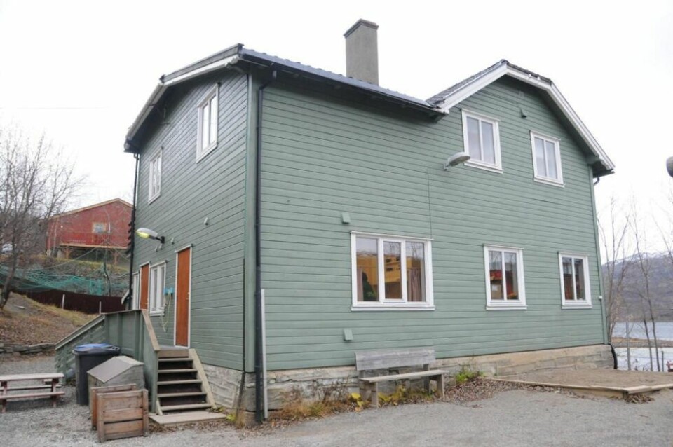 SKULLE RIVES. Sulitjelma barnehage har eksistert siden 1978 i det som tidligere var en villa. Nå kan det hende bygget blir reddet fra å rives likevel. SKULLE RIVES. Sulitjelma barnehage har eksistert siden 1978 i det som tidligere var en villa. Nå kan det hende bygget blir reddet fra å rives likevel. Foto: Saltenposten
