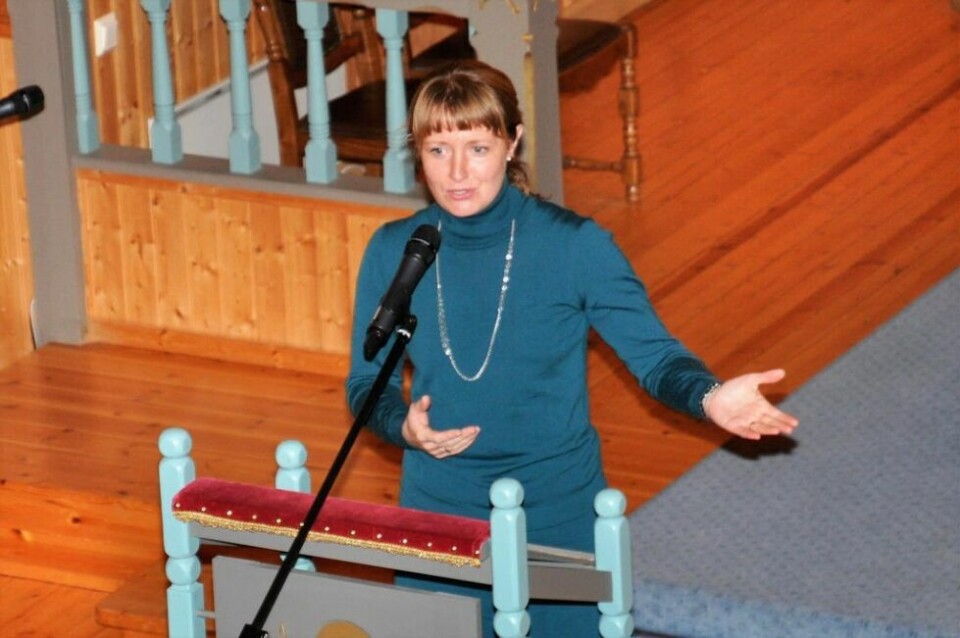 MINNER. Ingelin Noresjø deler sine opplevelser og minner knyttet til den enkelte salme med menigheten. MINNER. Ingelin Noresjø deler sine opplevelser og minner knyttet til den enkelte salme med menigheten. Foto: Lars Olav Handeland