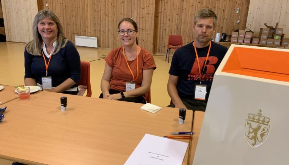 JEVN STRØM. Det er en jevn strøm av folk, sier Henning Øwre. Øwre, Brit Meisfjord og Bodil Vassdal (til venstre) skal samle sammen stemmesedlene, forsegle dem og overlevere sedlene til tellekorpset etter klokken åtte i kveld. JEVN STRØM. Det er en jevn strøm av folk, sier Henning Øwre. Øwre, Brit Meisfjord og Bodil Vassdal (til venstre) skal samle sammen stemmesedlene, forsegle dem og overlevere sedlene til tellekorpset etter klokken åtte i kveld. Foto: Linn Braseth-Gulliksen