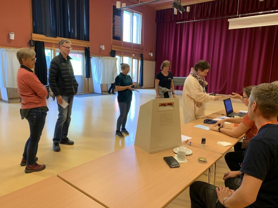 LITE KØ. Det var lite kø å spore da Saltenposten besøkte valglokalet på Straumen rådhus. LITE KØ. Det var lite kø å spore da Saltenposten besøkte valglokalet på Straumen rådhus. Foto: Linn Braseth-Gulliksen