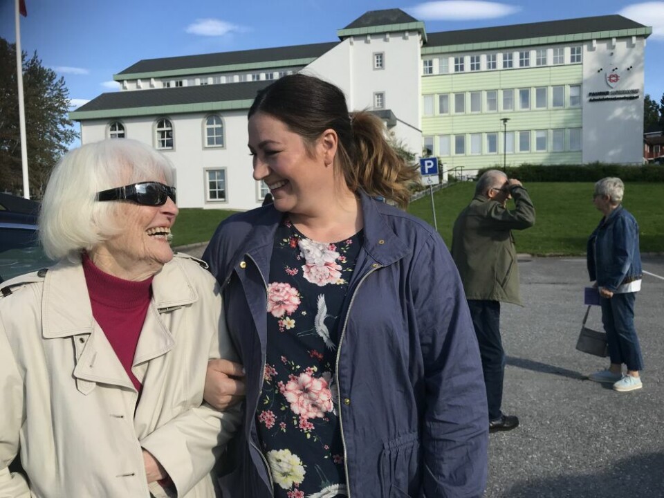 ARM I ARM. Margit Rendall og Marlen Rendall Berg foran valglokalet. ARM I ARM. Margit Rendall og Marlen Rendall Berg foran valglokalet. Foto: Sylvia Bredal