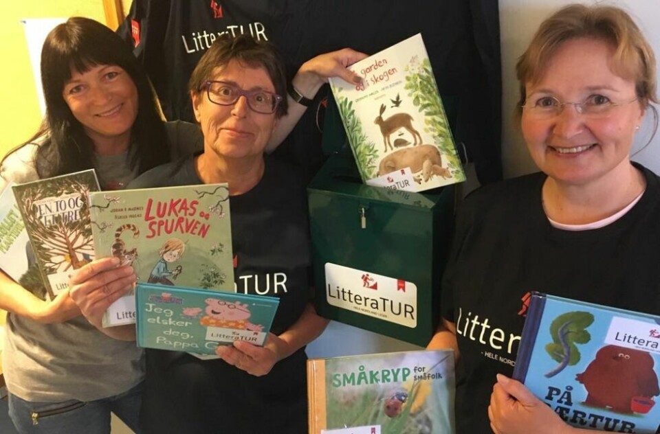 LITTERATUR. Biblioteksjef Kim Marion Mietinen, Astri Larssen ved Leselysthuset og folkehelsekoordinator Solveig Strøm har samarbeidet om LitteraTUR. LITTERATUR. Biblioteksjef Kim Marion Mietinen, Astri Larssen ved Leselysthuset og folkehelsekoordinator Solveig Strøm har samarbeidet om LitteraTUR. Foto: Johan Vassbotn Foto: Johan Vassbotn