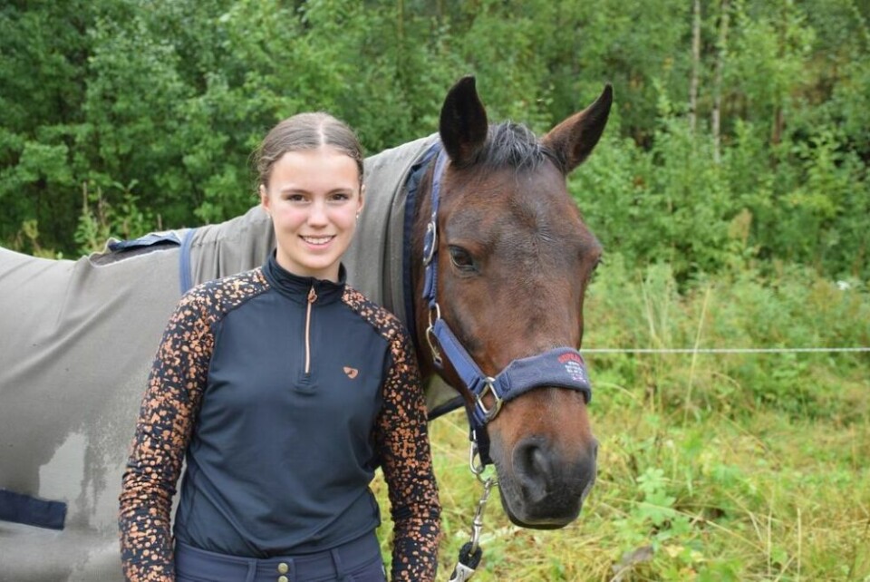 UT PÅ TURNÉ. Hannah Hammernes (13) fra Valnesfjord og ponnien Meltvedt Mayfair Rosso skal konkurrere på flere store dressurstevner de kommende helgene. Hun representerer Fauske kjøre- og rideklubb, og skal både på kretsmesterskap, landsstevne og Nordlandscupen i dressur. UT PÅ TURNÉ. Hannah Hammernes (13) fra Valnesfjord og ponnien Meltvedt Mayfair Rosso skal konkurrere på flere store dressurstevner de kommende helgene. Hun representerer Fauske kjøre- og rideklubb, og skal både på kretsmesterskap, landsstevne og Nordlandscupen i dressur. Foto: Eva S. Winther