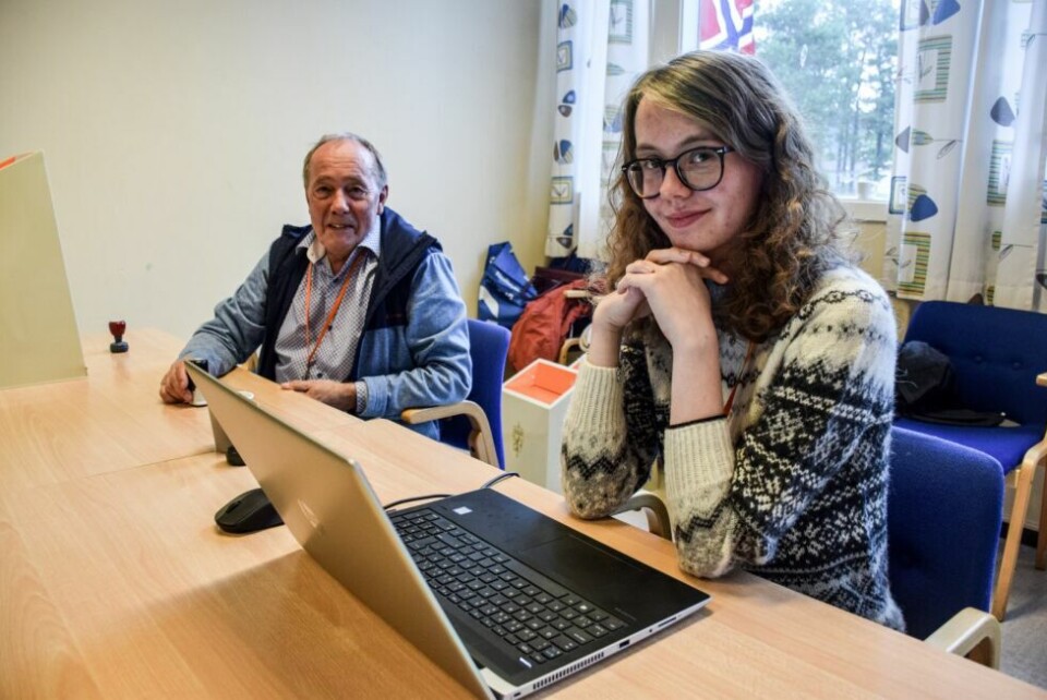 NY. Matilde Tostrup stemmer for første gang i år. Som eneste elev fra Saltdal videregående søkte hun også om å være valgfunksjonær, og har tatt imot stemmer hele dagen. Her er hun sammen med veteran Jan Håkonsen. NY. Matilde Tostrup stemmer for første gang i år. Som eneste elev fra Saltdal videregående søkte hun også om å være valgfunksjonær, og har tatt imot stemmer hele dagen. Her er hun sammen med veteran Jan Håkonsen. Foto: Tarjei Abelsen