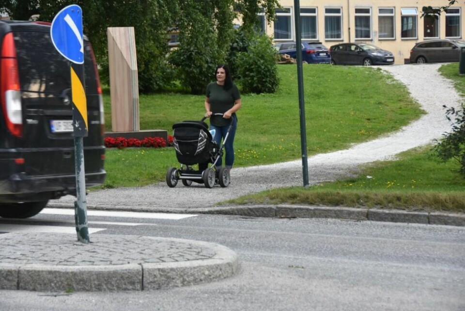 VENTET LENGE. Christina Marhaug Pedersen med sønnen Mathias Marhaug Horndal (6 måneder) i barnevogna opplevde at ingen av bilene stoppet da hun skulle over denne fotgjengerovergangen i Fauske sentrum. VENTET LENGE. Christina Marhaug Pedersen med sønnen Mathias Marhaug Horndal (6 måneder) i barnevogna opplevde at ingen av bilene stoppet da hun skulle over denne fotgjengerovergangen i Fauske sentrum. Foto: Linn Braseth-Gulliksen