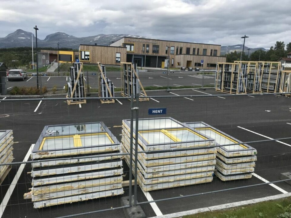 UTSKIFTING. Valnesfjord skole får nye vinduer. - En reklamasjonsfeil, beroliger Trond Heimtun i Fauske kommune. UTSKIFTING. Valnesfjord skole får nye vinduer. - En reklamasjonsfeil, beroliger Trond Heimtun i Fauske kommune. Foto: Sylvia Bredal